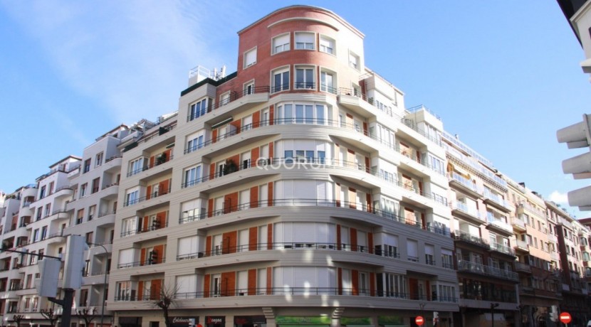 Luminiosa Vivienda Reformada De Tres Dormitorios En Indautxu