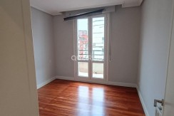 Luminiosa Vivienda Reformada De Tres Dormitorios En Indautxu