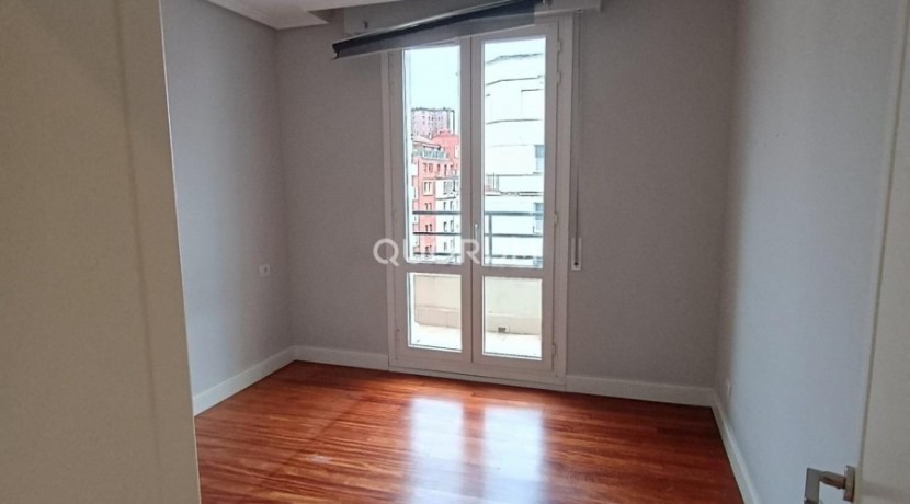 Luminiosa Vivienda Reformada De Tres Dormitorios En Indautxu