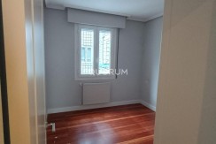 Luminiosa Vivienda Reformada De Tres Dormitorios En Indautxu