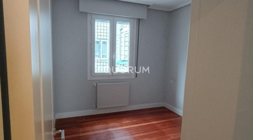 Luminiosa Vivienda Reformada De Tres Dormitorios En Indautxu