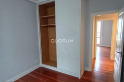 Luminiosa Vivienda Reformada De Tres Dormitorios En Indautxu