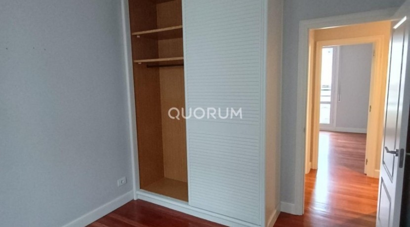 Luminiosa Vivienda Reformada De Tres Dormitorios En Indautxu