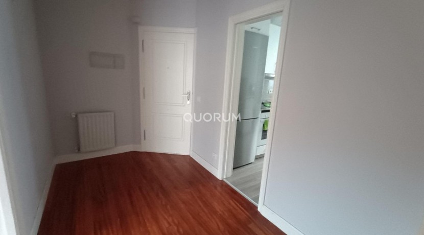 Luminiosa Vivienda Reformada De Tres Dormitorios En Indautxu