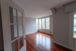 Luminiosa Vivienda Reformada De Tres Dormitorios En Indautxu