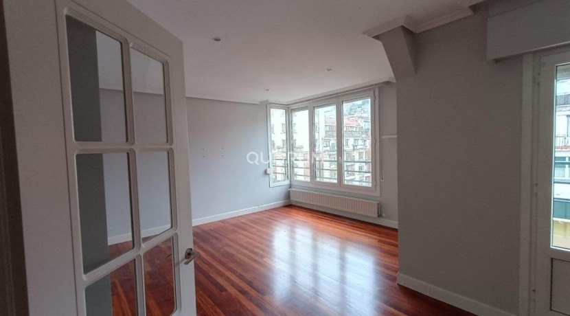 Luminiosa Vivienda Reformada De Tres Dormitorios En Indautxu