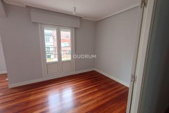 Luminiosa Vivienda Reformada De Tres Dormitorios En Indautxu