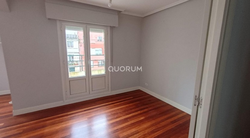 Luminiosa Vivienda Reformada De Tres Dormitorios En Indautxu