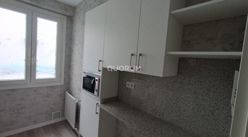 Luminiosa Vivienda Reformada De Tres Dormitorios En Indautxu