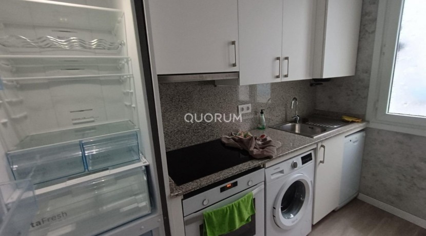 Luminiosa Vivienda Reformada De Tres Dormitorios En Indautxu