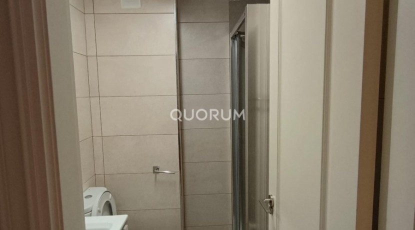 Luminiosa Vivienda Reformada De Tres Dormitorios En Indautxu