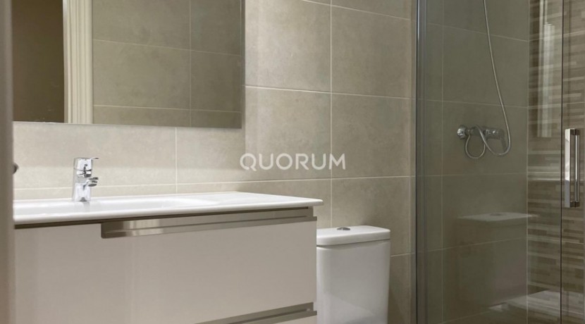 Luminiosa Vivienda Reformada De Tres Dormitorios En Indautxu