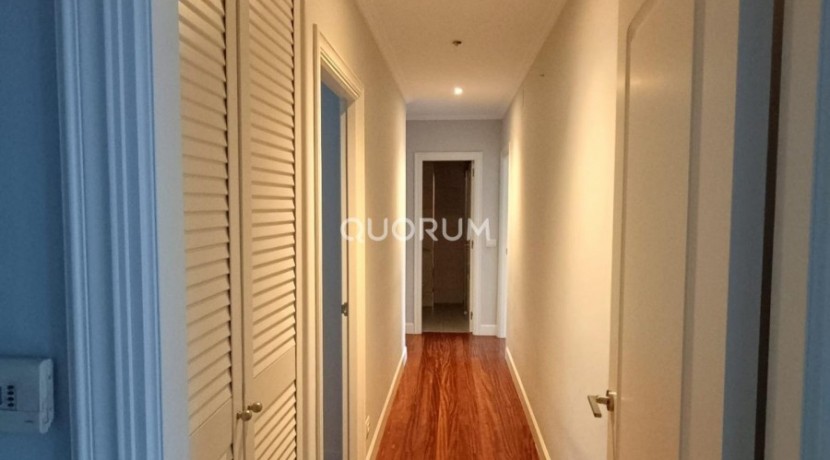 Luminiosa Vivienda Reformada De Tres Dormitorios En Indautxu