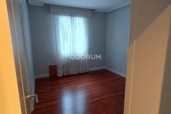 Luminiosa Vivienda Reformada De Tres Dormitorios En Indautxu