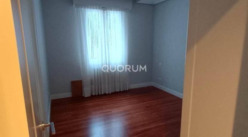 Luminiosa Vivienda Reformada De Tres Dormitorios En Indautxu