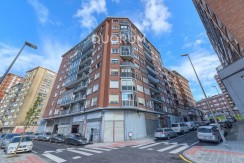 Piso Totalmente Exterior y Para Entrar a Vivir De 3 Dormitorios Con Ascensor y Balcón En Zona Pozokoetxe