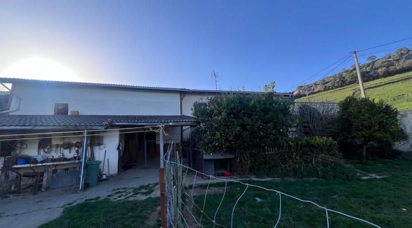 Se venda casa con terreno en el barrio de Triano (Abanto-Zierbena)