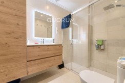 Ubicación de lujo: la comodidad de vivir en pleno centro. Elegante y espaciosa vivienda, con garaje directo, 3 hab. y 2 baños.