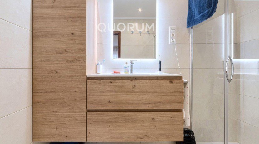 Ubicación de lujo: la comodidad de vivir en pleno centro. Elegante y espaciosa vivienda, con garaje directo, 3 hab. y 2 baños.