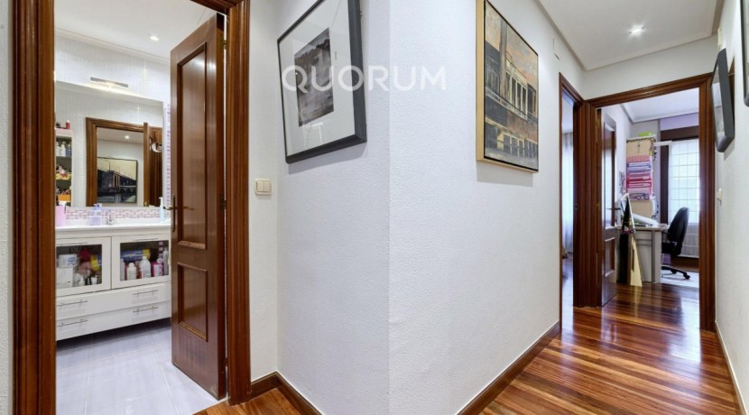 Ubicación de lujo: la comodidad de vivir en pleno centro. Elegante y espaciosa vivienda, con garaje directo, 3 hab. y 2 baños.