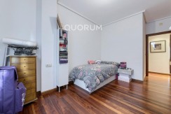 Ubicación de lujo: la comodidad de vivir en pleno centro. Elegante y espaciosa vivienda, con garaje directo, 3 hab. y 2 baños.