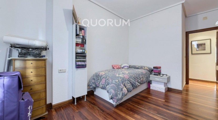 Ubicación de lujo: la comodidad de vivir en pleno centro. Elegante y espaciosa vivienda, con garaje directo, 3 hab. y 2 baños.