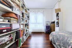 Ubicación de lujo: la comodidad de vivir en pleno centro. Elegante y espaciosa vivienda, con garaje directo, 3 hab. y 2 baños.