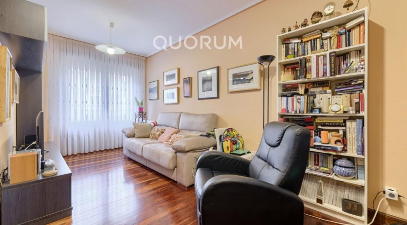 Ubicación de lujo: la comodidad de vivir en pleno centro. Elegante y espaciosa vivienda, con garaje directo, 3 hab. y 2 baños.