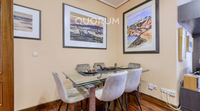 Ubicación de lujo: la comodidad de vivir en pleno centro. Elegante y espaciosa vivienda, con garaje directo, 3 hab. y 2 baños.