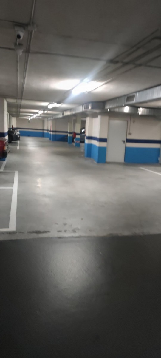Céntrica Parcela De Garaje Con Trastero Para Coche Grande