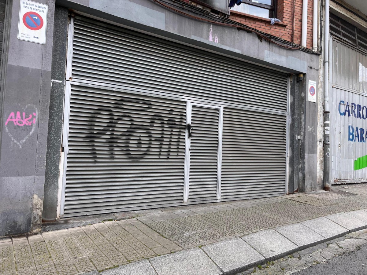 Parcela De Garaje Con Trastero y Local De 50 m² Inculido En Zona Burros-Estación