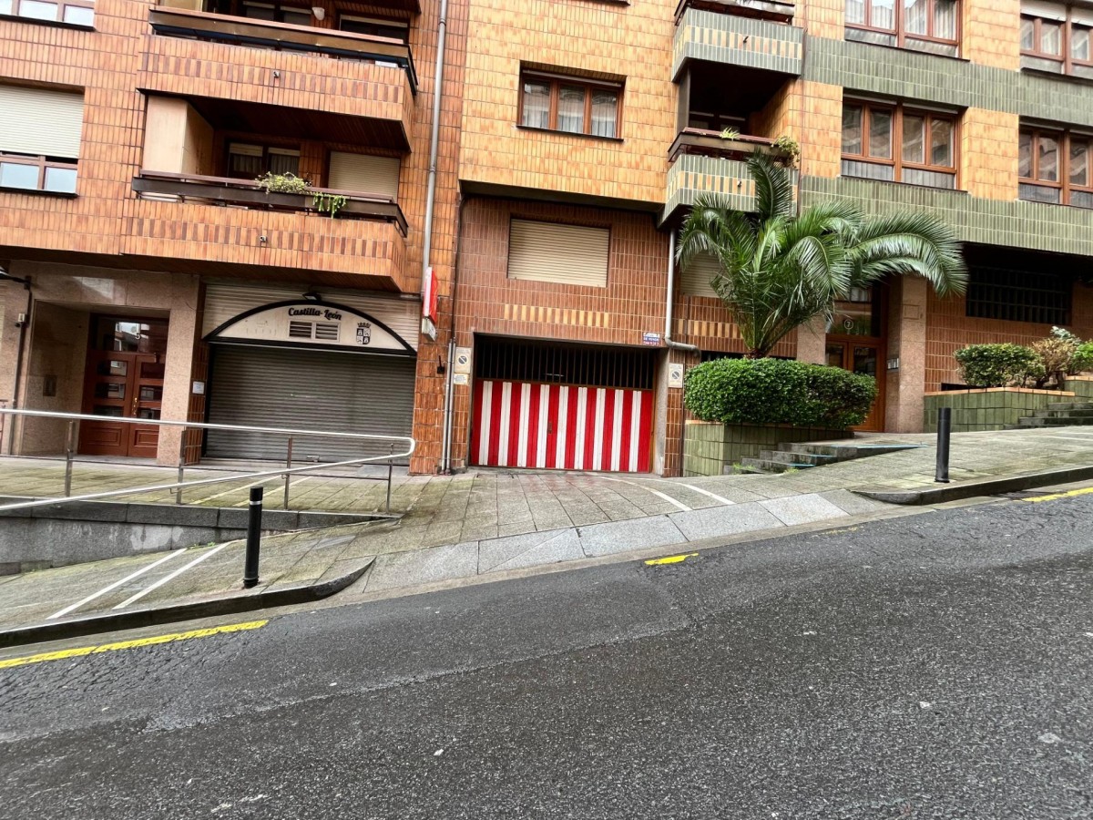 Parcela de Garaje Con Buena Maniobra Para Coche Mediano En Zona Ayuntamiento