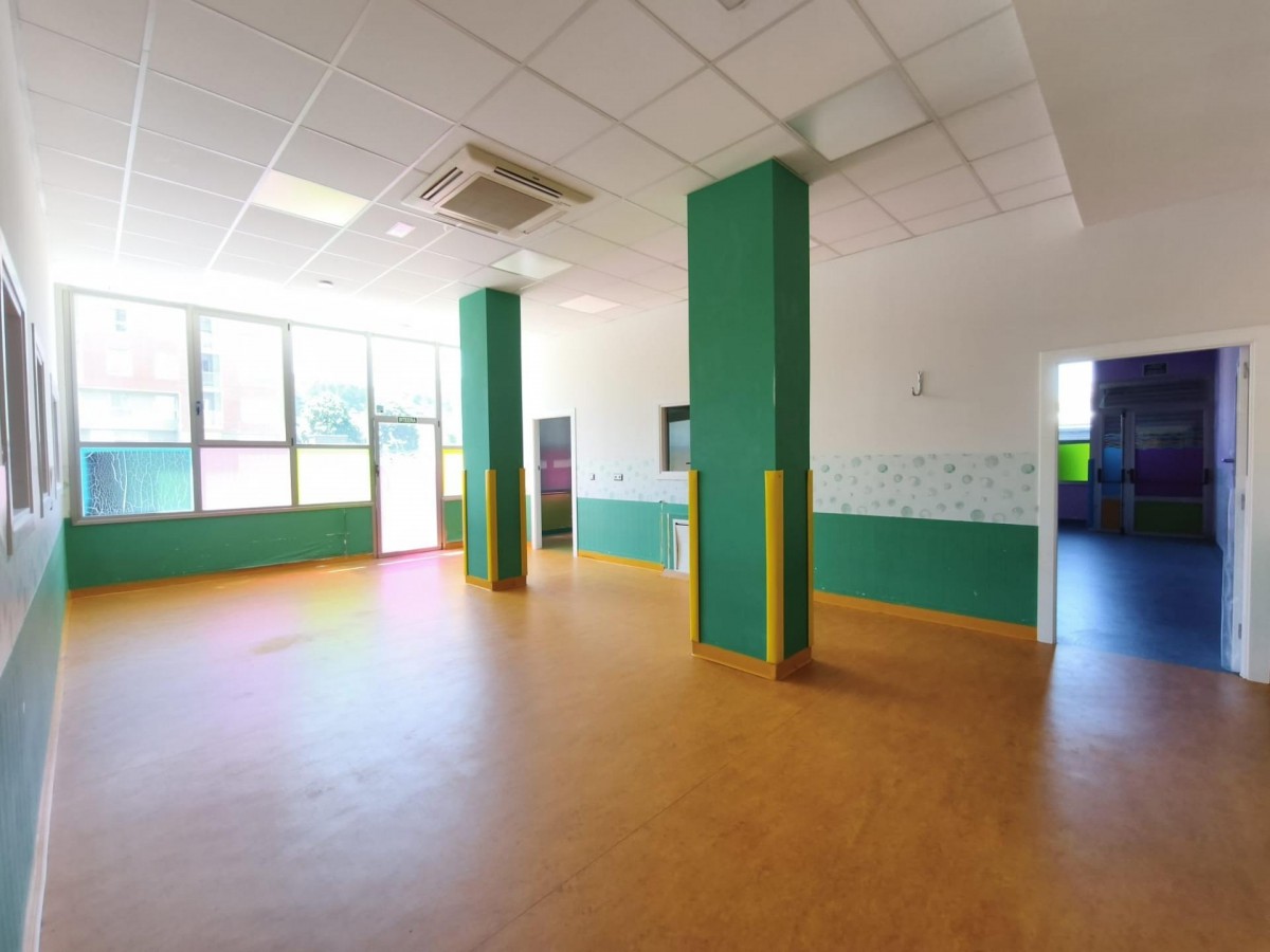 Se Vende O Alquila Local Comercial En Barakaldo Zona Artegabeitia de 283 m2 construidos.