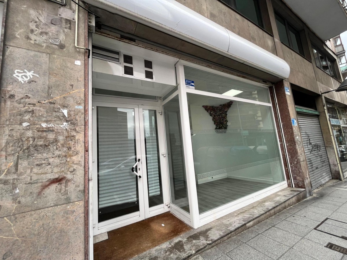 Local Comercial En Buen Estado Con Amplio Escaparate En Zona Ayuntamiento