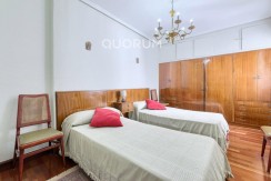 Corazón, bolsillo y calidad de vida. Déjate sorprender por los amplios espacios de esta vivienda completamente exterior de 3 dormitorios, con balcón. A 2 minutos del metro, junto al centro.