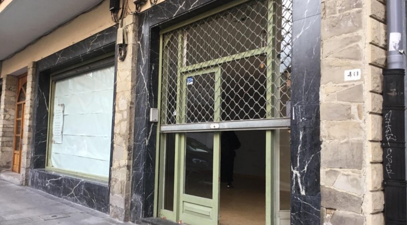Local Céntrico Con Gran Escaparate Y Almacén