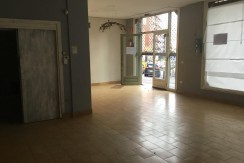 Local Céntrico Con Gran Escaparate Y Almacén