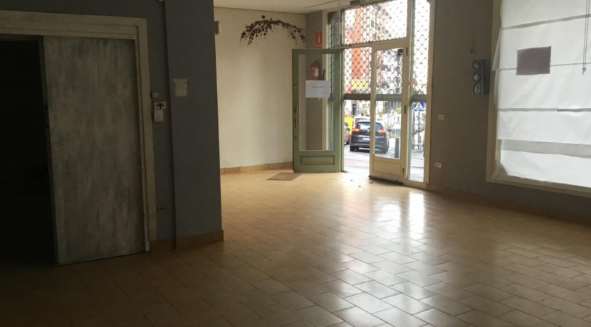 Local Céntrico Con Gran Escaparate Y Almacén