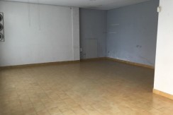 Local Céntrico Con Gran Escaparate Y Almacén
