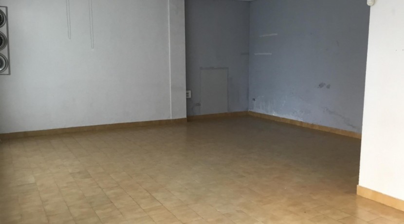 Local Céntrico Con Gran Escaparate Y Almacén