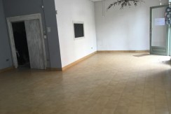 Local Céntrico Con Gran Escaparate Y Almacén