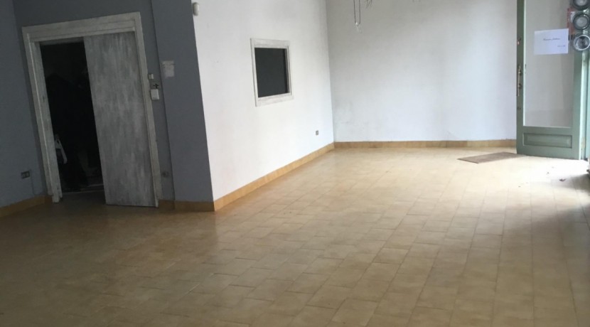 Local Céntrico Con Gran Escaparate Y Almacén