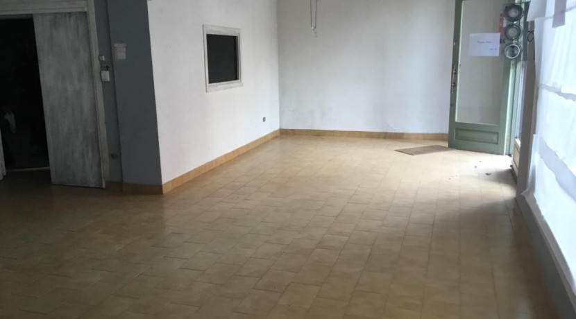 Local Céntrico Con Gran Escaparate Y Almacén