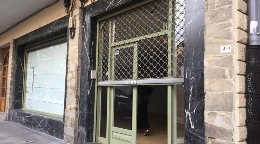 Local Céntrico Con Gran Escaparate Y Almacén