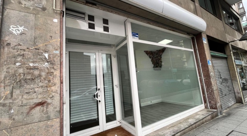 Local Comercial En Buen Estado Con Amplio Escaparate En Zona Ayuntamiento