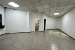 Local Comercial En Buen Estado Con Amplio Escaparate En Zona Ayuntamiento