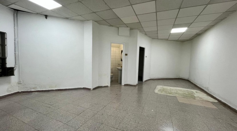 Local Comercial En Buen Estado Con Amplio Escaparate En Zona Ayuntamiento