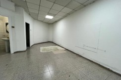 Local Comercial En Buen Estado Con Amplio Escaparate En Zona Ayuntamiento