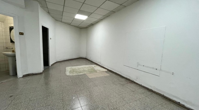 Local Comercial En Buen Estado Con Amplio Escaparate En Zona Ayuntamiento
