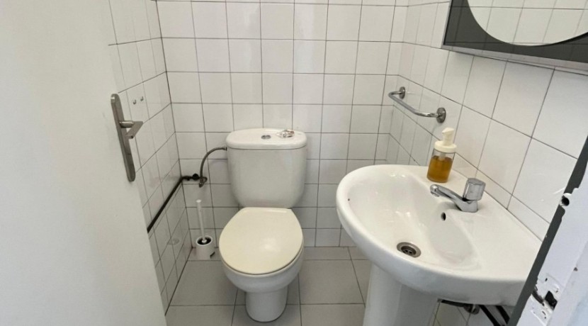 Local Comercial En Buen Estado Con Amplio Escaparate En Zona Ayuntamiento